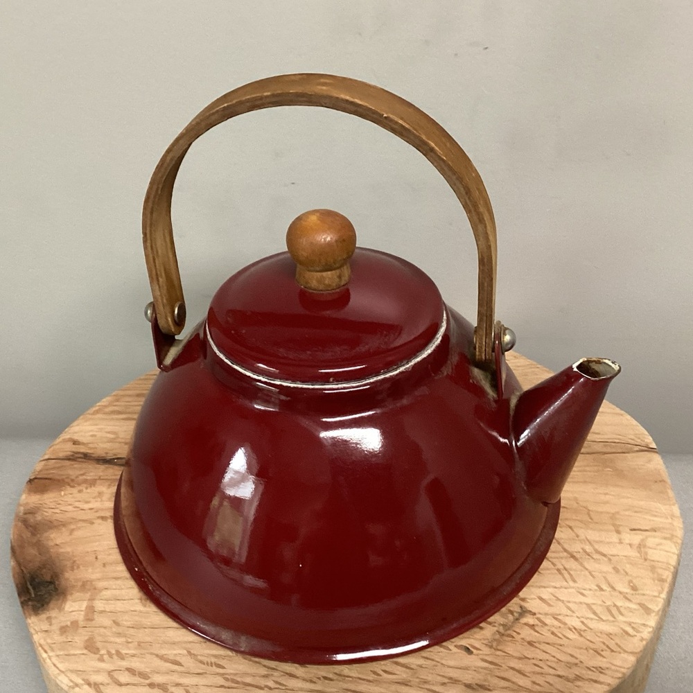 🔴 Vintage - MCM - Danish Red Enamel Tea Pot / Kettle - Wood Handle & Knob - Picture 2 of 13